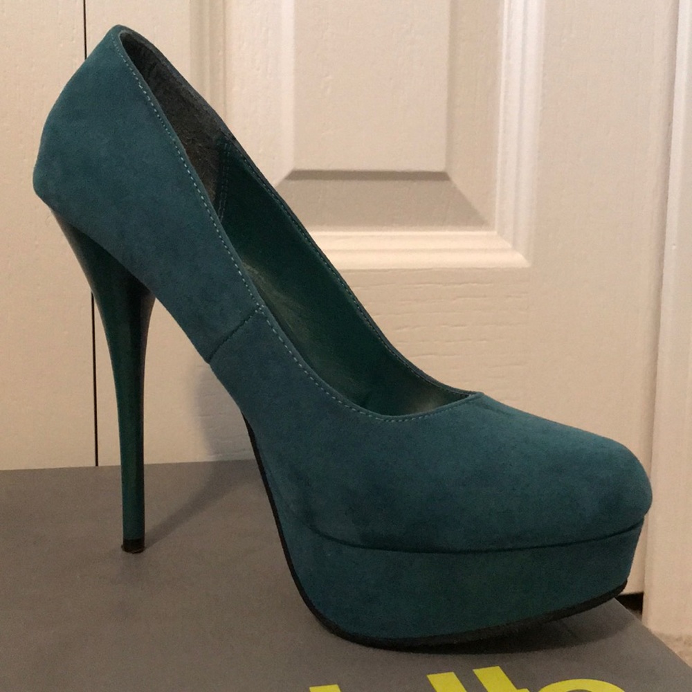 Green suede pumps with platform